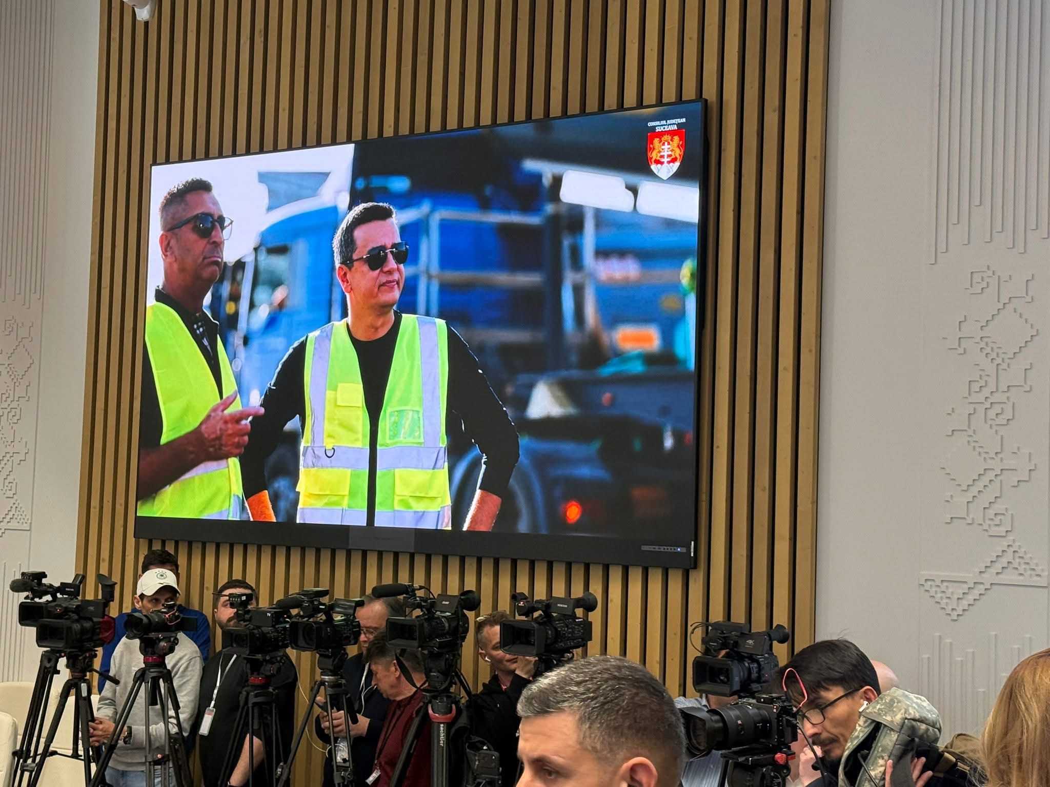 Surpriza PSD pentru Bolojan, la Suceava: Premierul, întâmpinat cu pozele lui Sorin Grindeanu
