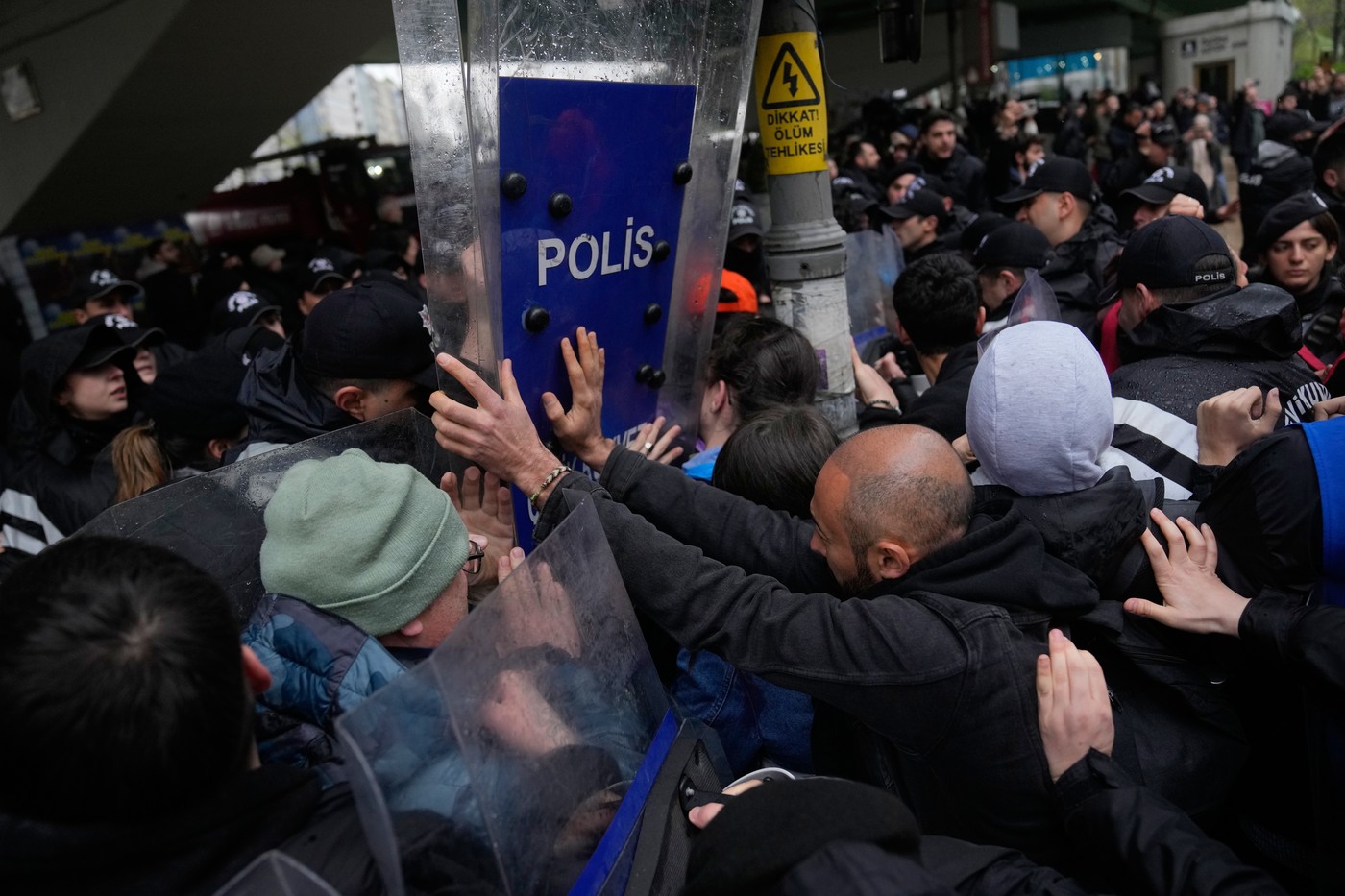 Proteste violente de 1 Mai în Turcia: Sute de arestări după ciocniri între poliție și demonstranți la Istanbul