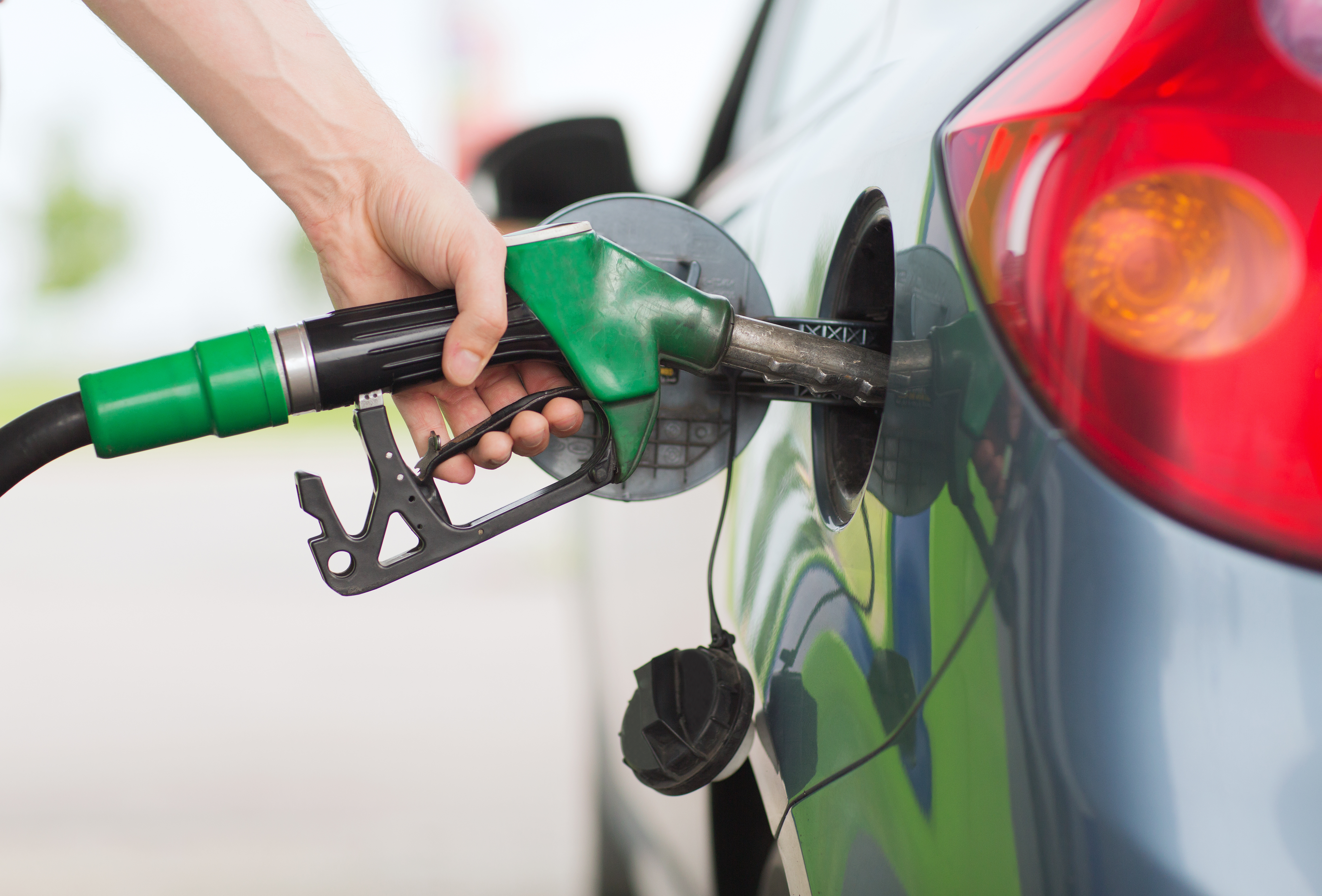 Noi scumpiri la pompă: prețurile la carburanți au urcat pentru a patra zi la rând. Avertismentul specialiștilor