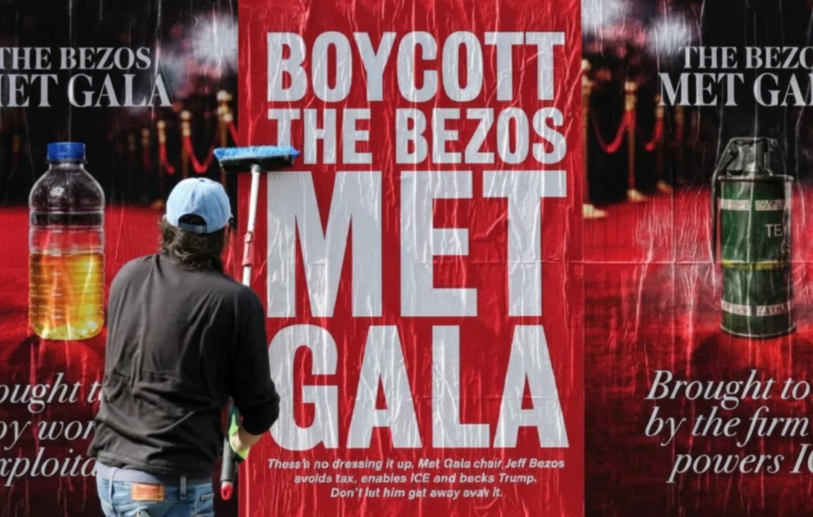 Campanie împotriva lui Jeff Bezos în New York: Orașul, împânzit cu afișe care cer boicotarea Met Gala 2026 după implicarea sa