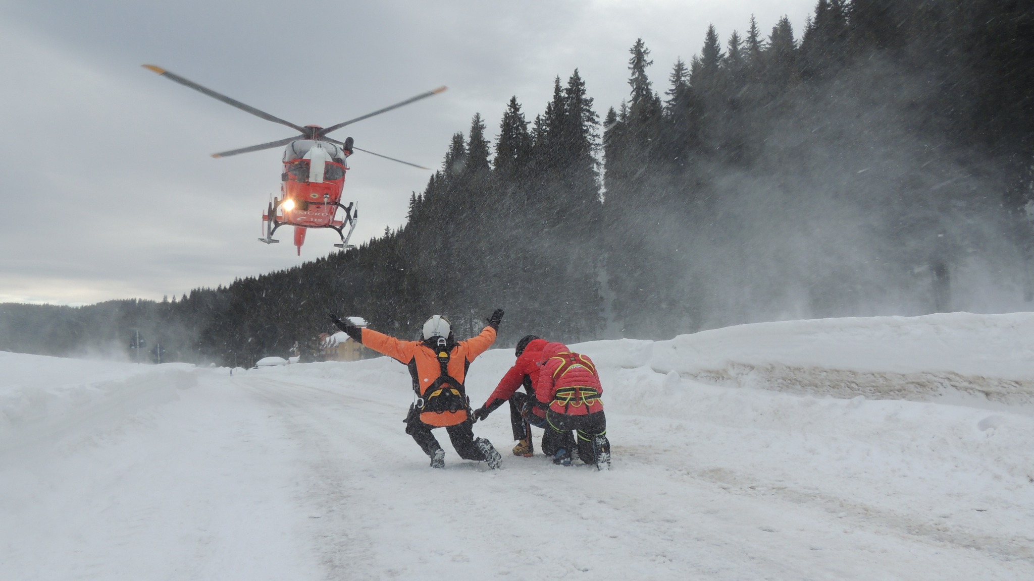 Avalanşă pe Valea Coştilei din Bucegi. Cel puțin o persoană a fost prinsă sub zăpadă, anunţă Salvamont