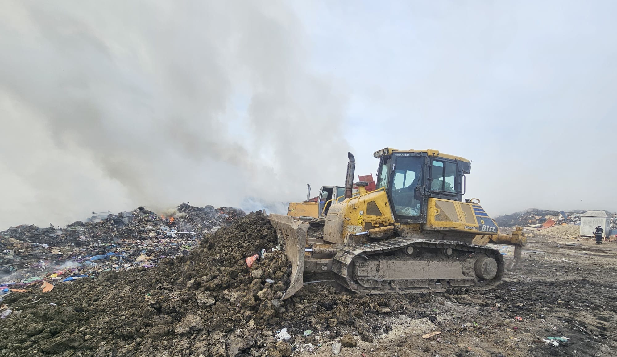 Incendiu la un depozit ecologic de deşeuri din Iași. Populaţia, sfătuită să evite expunerea prelungită la fum