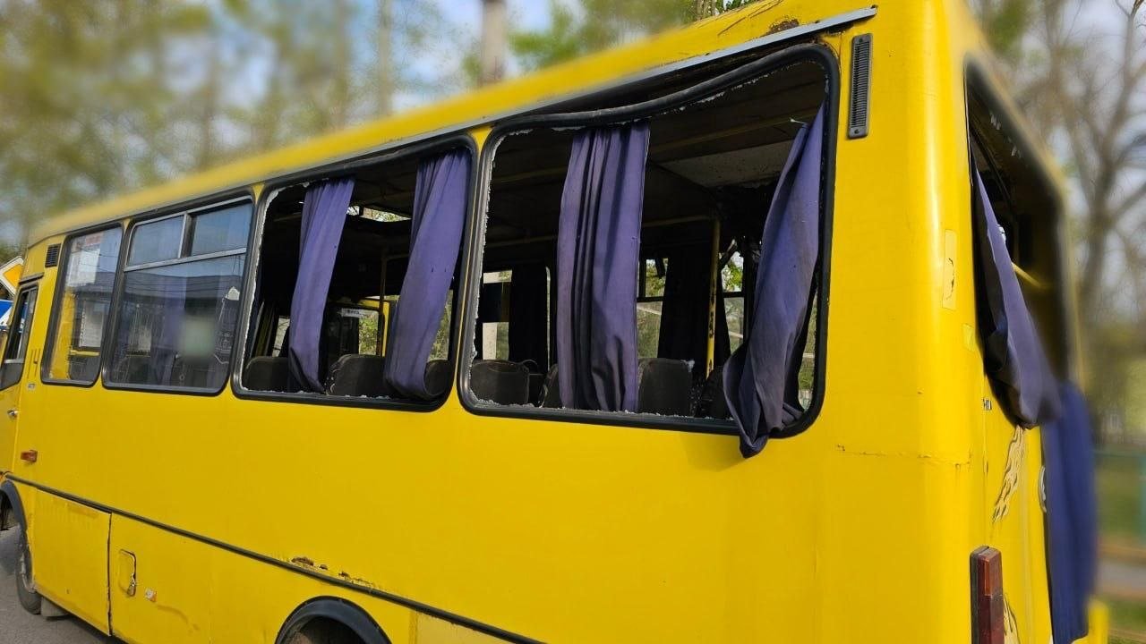 Atac rusesc cu dronă asupra unui microbuz în Herson. Zelenski: „Astfel de safari-uri brutale sunt o realitate zilnică”