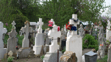 imagine dintr-un cimitir din romania