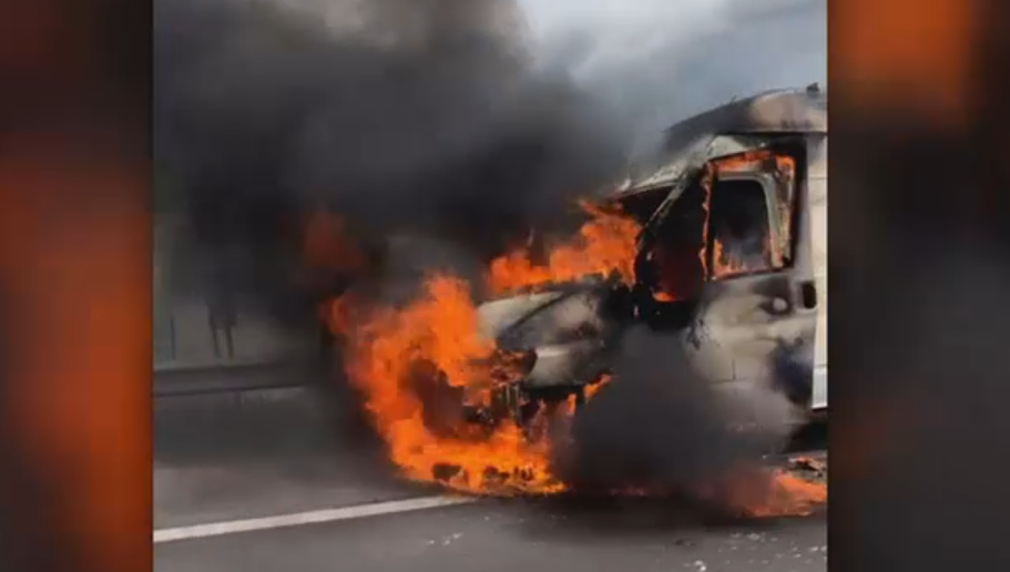 O dubă a luat foc în mers pe Autostrada A1, sensul spre Pitești. Circulația a fost blocată zeci de minute