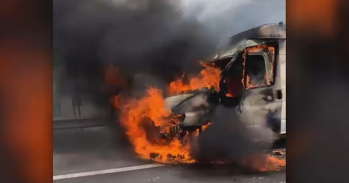 Incendiu pe A1: dubă arsă, trafic blocat