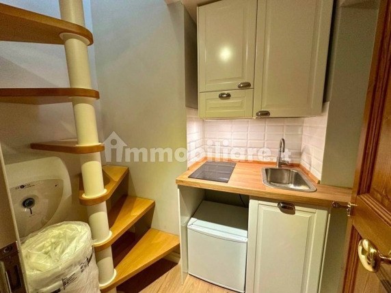 O garsonieră de 10 mp, cu scară interioară, se vinde cu 115.000 într-un oraș din Italia. „Un mini-apartament încântător”