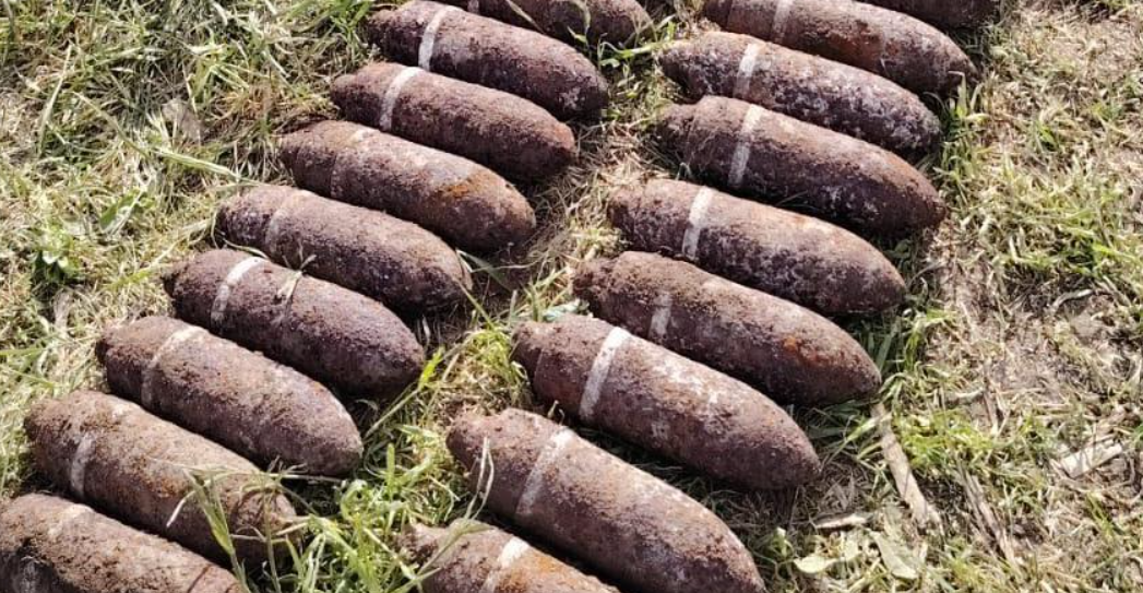 Zeci de proiectile explozive au fost descoperite din întâmplare într-o comună din judeţul Iaşi