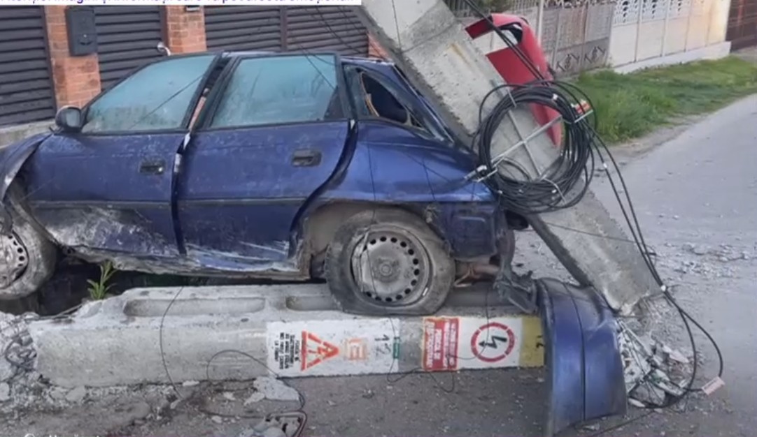 Accident mortal: Un șofer în vârstă de 35 de ani a murit, după ce s-a izbit cu mașina de un stâlp de electricitate și l-a rupt în două