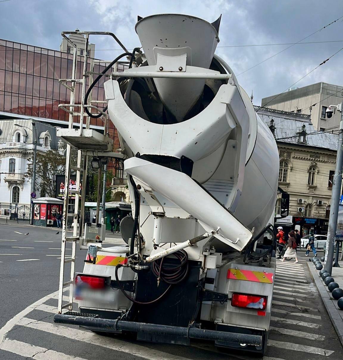 Cu betoniera prin centrul Bucureștiului: Ce amendă a primit şoferul prins pe Magheru fără autorizaţie. „Se gândea că nu va fi observat”