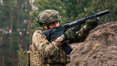 soldat ucrainean cu arma la ochi