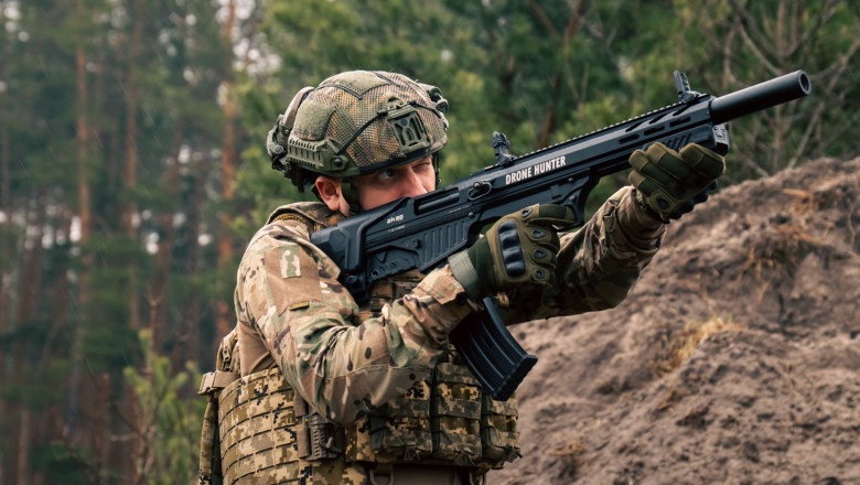 soldat ucrainean cu arma la ochi