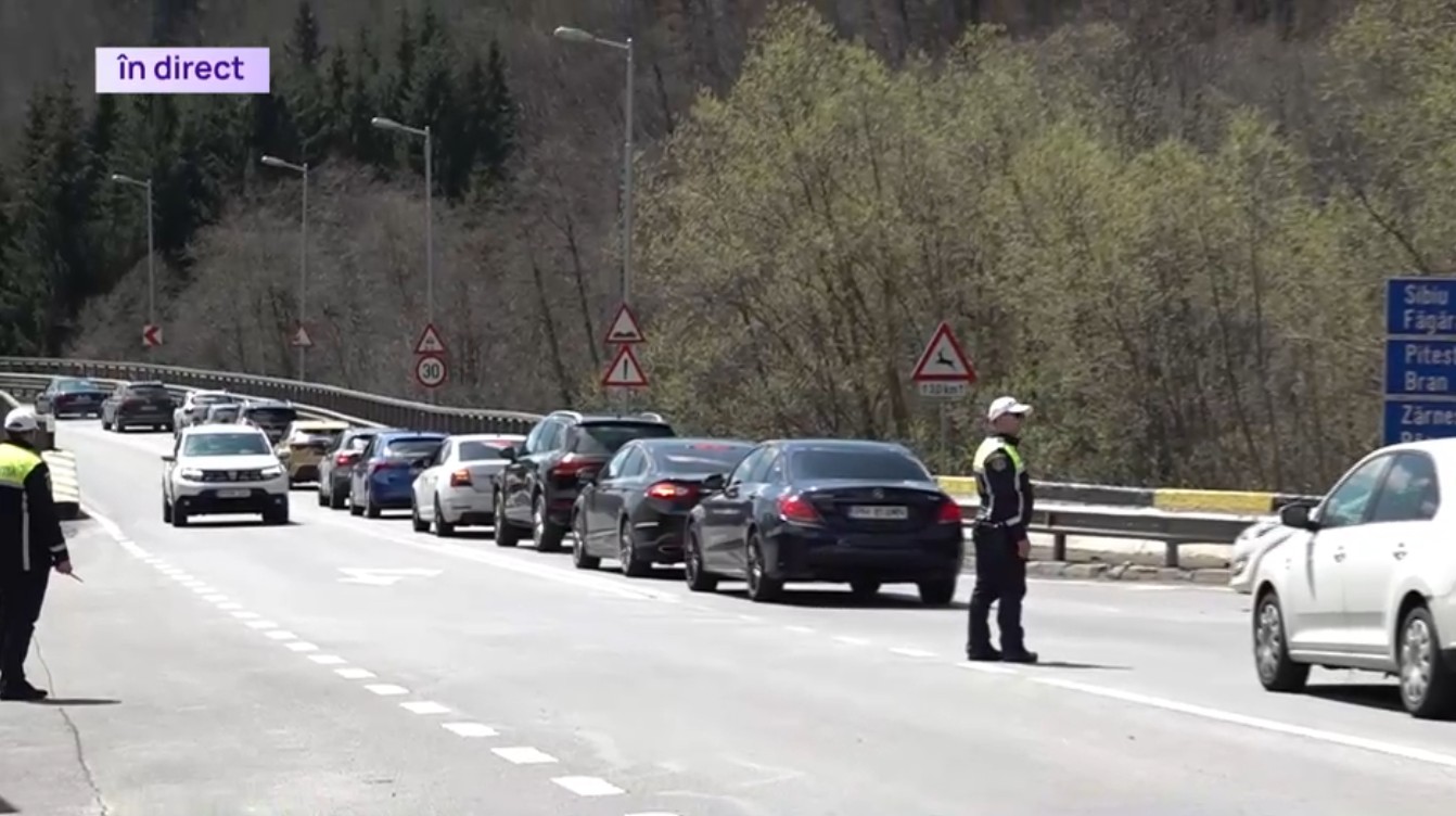 Final de minivacanță și haos pe șosele: Mașinile circulă în coloană pe DN1. Poliţia recomandă șoferilor rute alternative