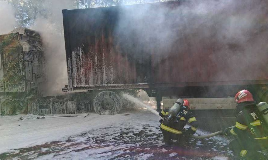 Un TIR încărcat cu 2 tone de hârtie a luat foc pe DN 7. Pompierii au stins flăcările, dar cabina camionului şi hârtia au ars complet