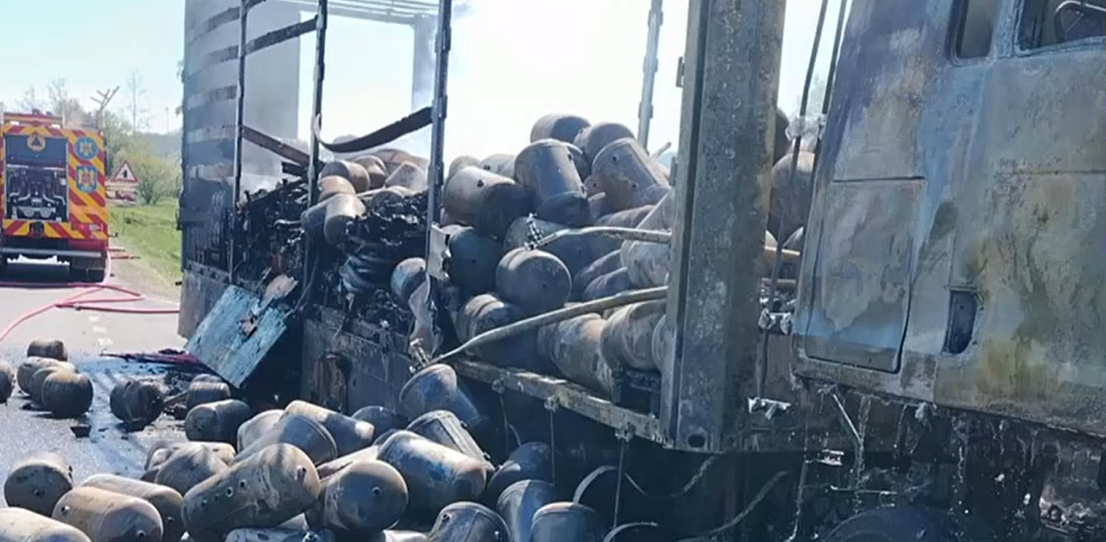 Imagini cu un TIR încărcat cu butelii goale care a luat foc pe DN6. Incendiul a fost lichidat