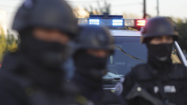 polițiști la perchezitii
