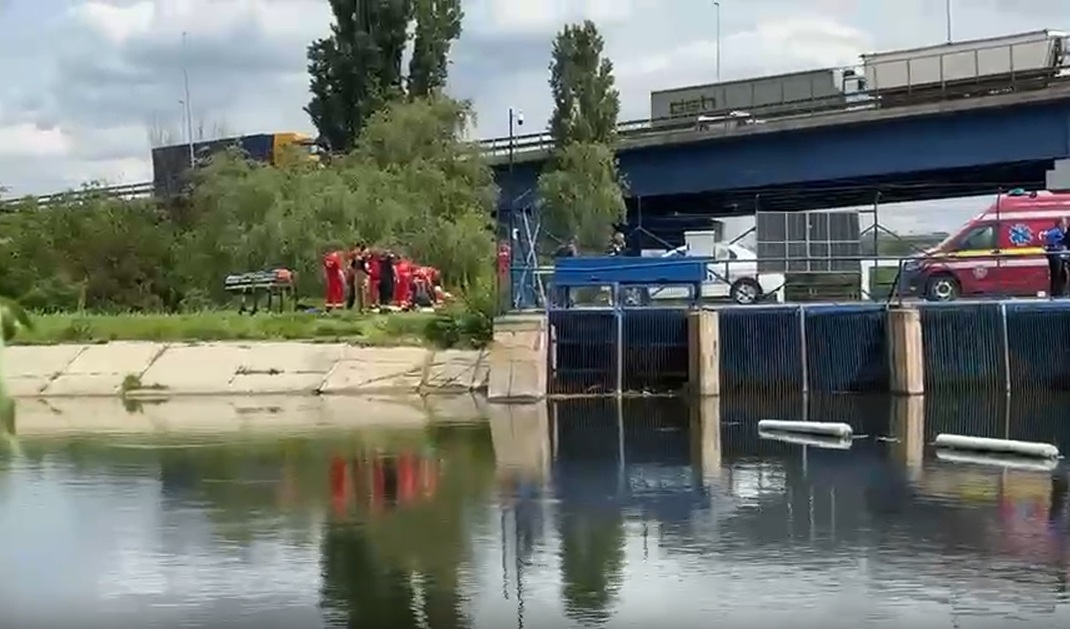 Intervenţie pentru salvarea a doi copii căzuţi într-un lac din Chitila. Unul dintre ei este resuscitat