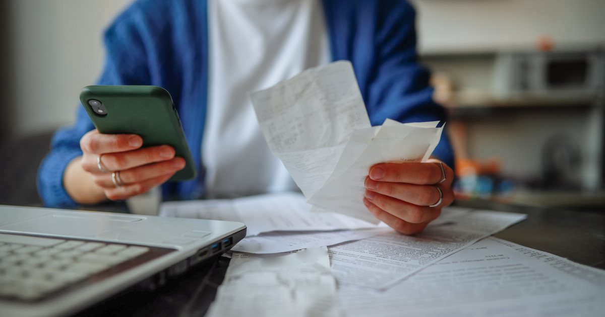 Ecranul unui smartphone afișând interfața aplicației iBon pentru verificare bon fiscal și raportare evaziune fiscală în comerț. | sursa foto: Digi24