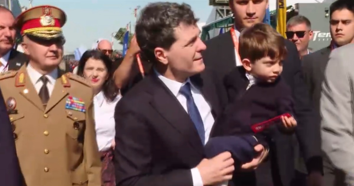 Nicușor Dan a mers cu băiețelul său la cea mai mare expoziție de arme din regiunea Mării Negre