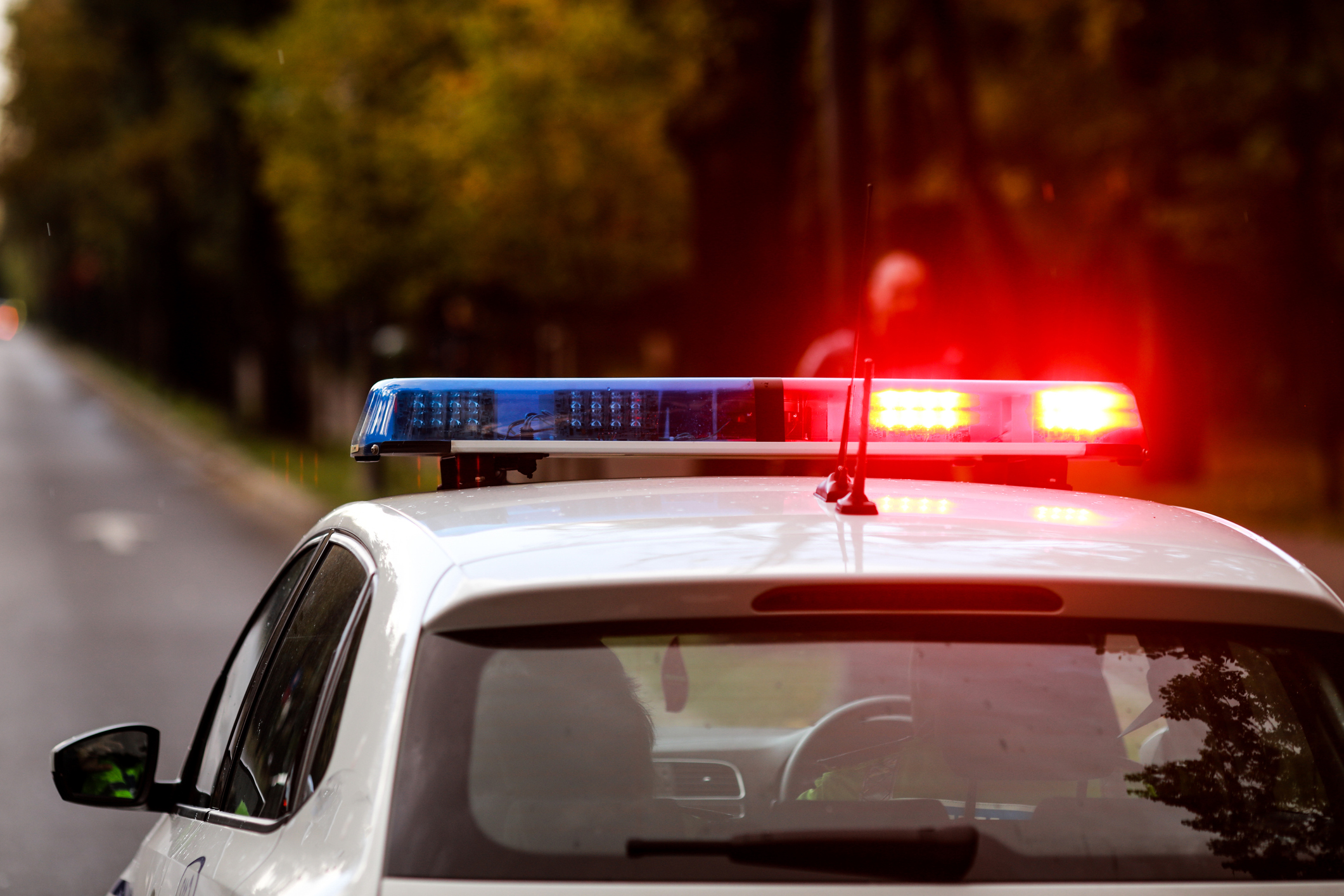 Un polițist a fost găsit împușcat în cap pe bancheta din spate a mașinii de serviciu, în Galați. Autoritățile fac verificări