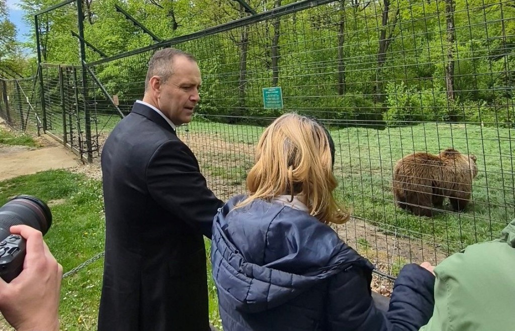 Președintele polonez Karol Nawrocki a vizitat sanctuarul urșilor de la Zărnești și a adoptat simbolic un urs brun