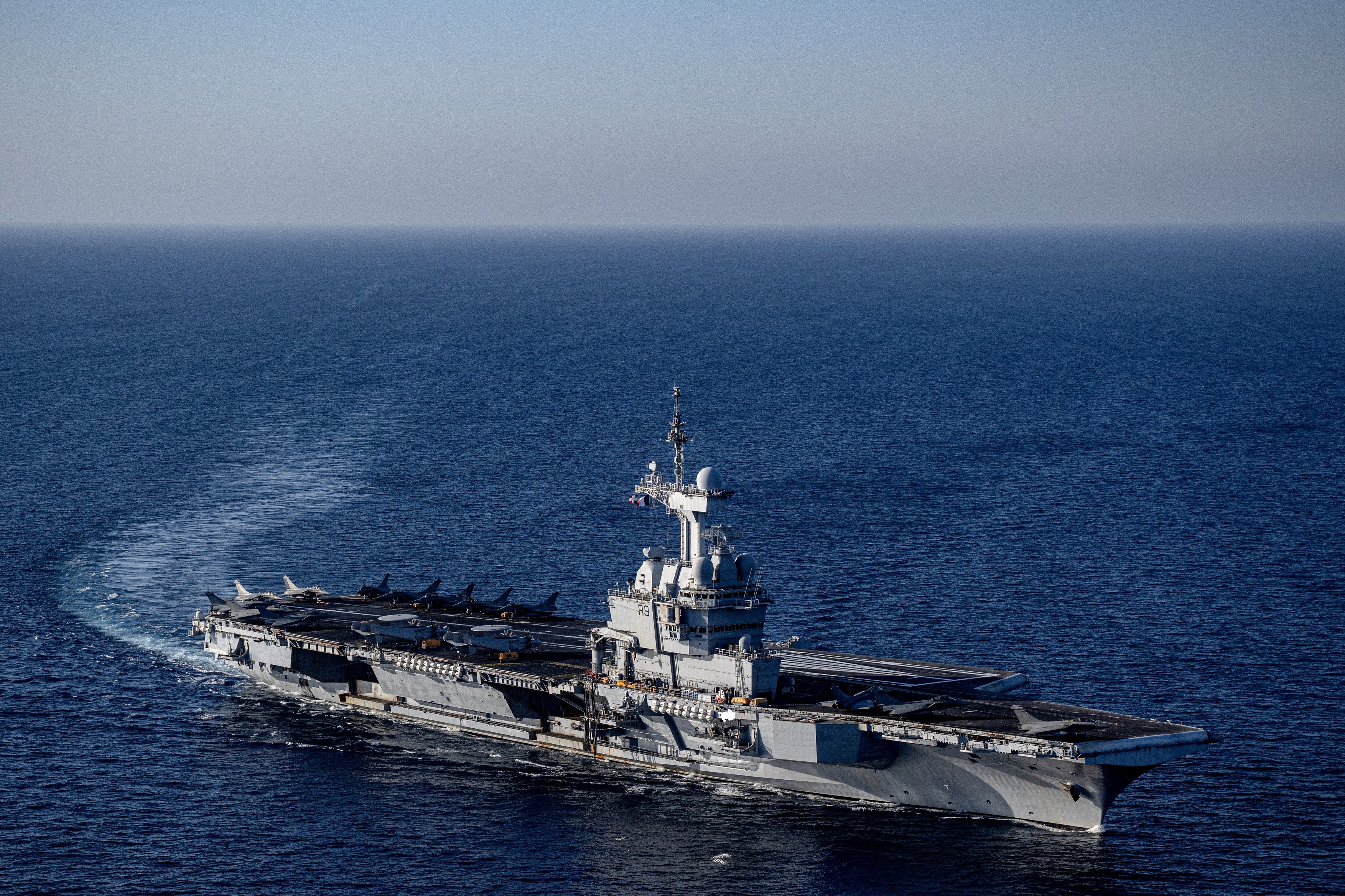 Portavionul francez Charles-de-Gaulle este în Marea Arabiei și se apropie de Strâmtoarea Ormuz. Care este misiunea lui