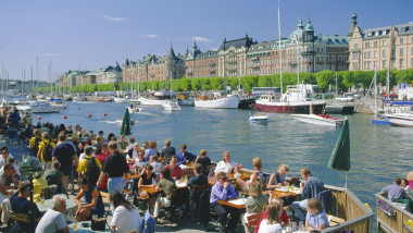 oameni pe o terasă lângă apă în Stockholm