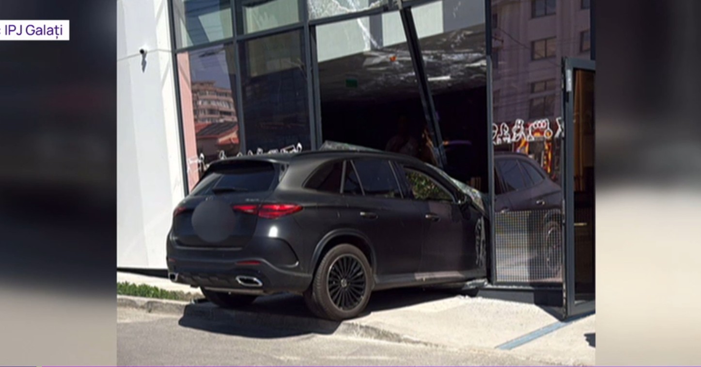 O şoferiţă de 71 de ani din Galați a intrat cu maşina într-un bancomat şi a accidentat o femeie