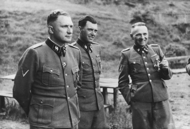 Elveția va deschide dosarele secrete privindu-l pe „Îngerul Morții” de la Auschwitz, Josef Mengele 4 Auschwitz, Poland. Three SS officers socialize on the grounds of the SS retreat outside of Auschwitz