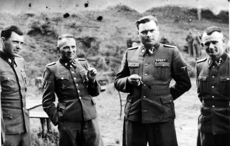Elveția va deschide dosarele secrete privindu-l pe „Îngerul Morții” de la Auschwitz, Josef Mengele 2 Dr Josef Mengele (1911-1979) left, known as 'The Angel of Death' for the medical experiments he carried out on the inmates of Auschwitz, the German Nazi concentration. Next to him is Rudolf Höss, Commandant of Auschwitz; Second from right is Josef Kramer,