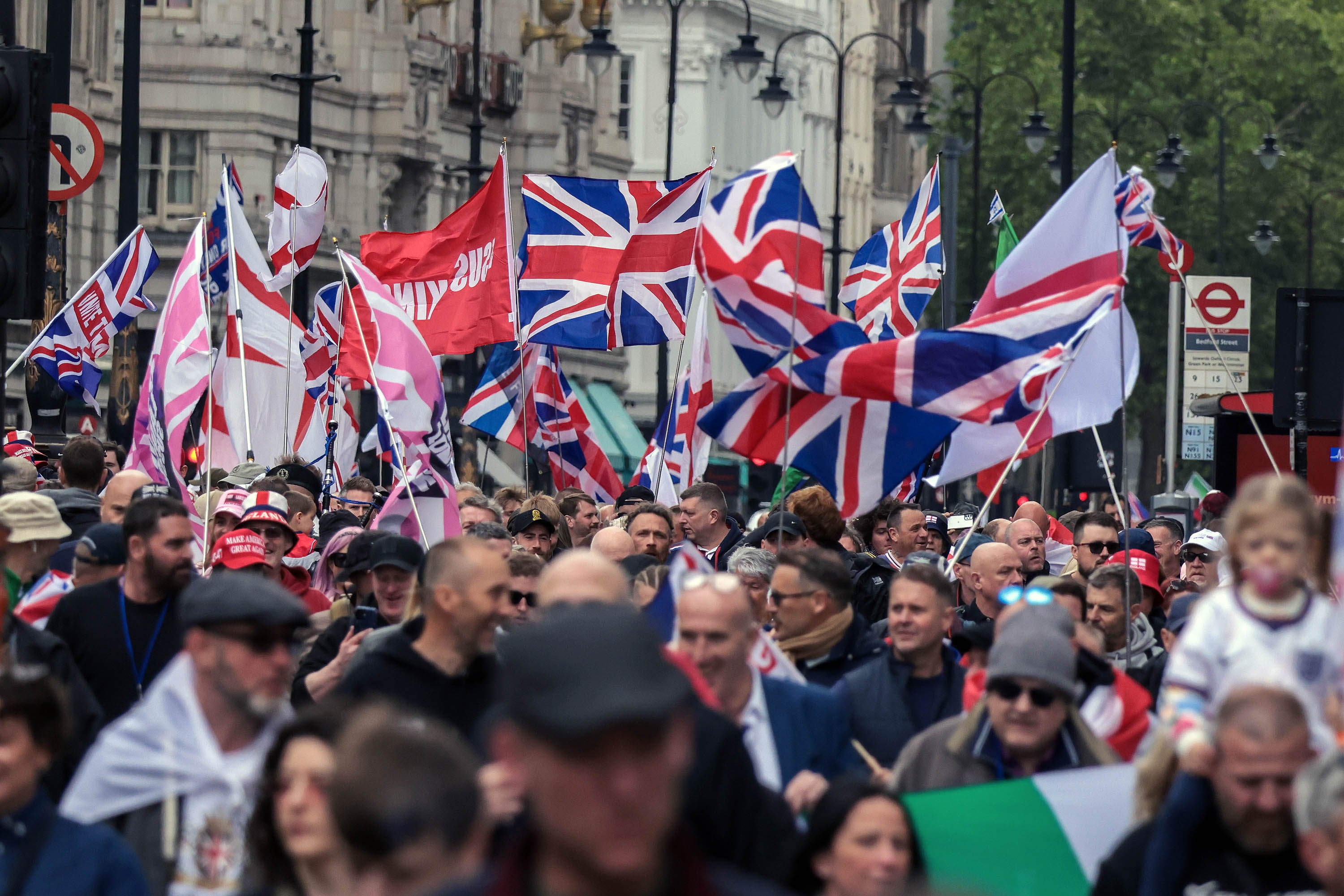 Zeci de mii de oameni la două marșuri rivale la Londra: protest anti-imigrație și unul pro-palestinian. 4.000 de polițiști mobilizați