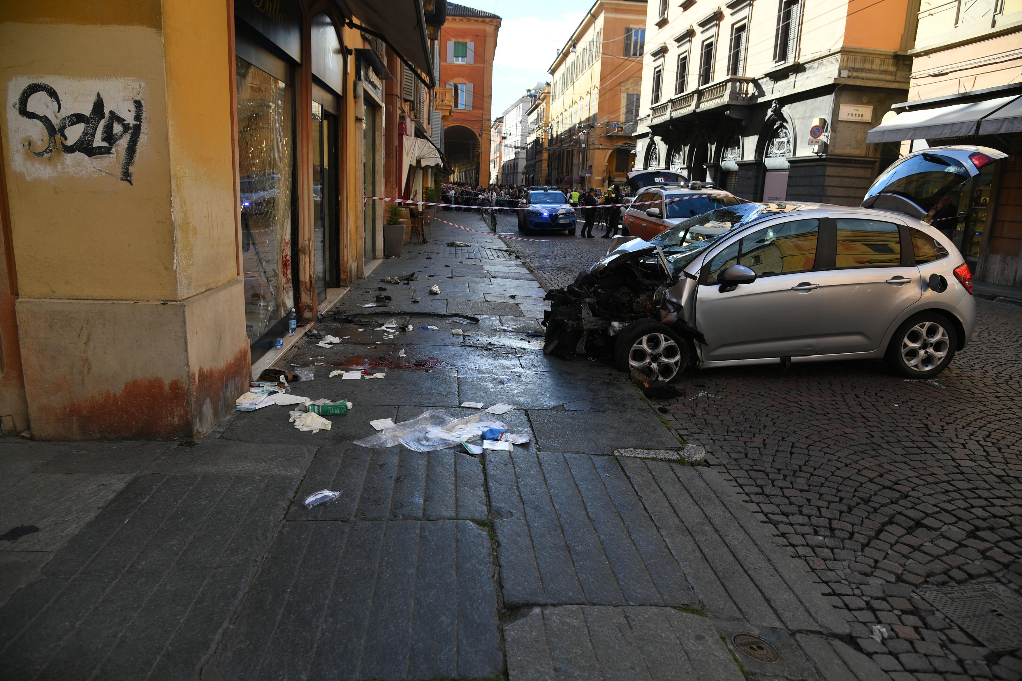 Șapte persoane, rănite după ce o mașină a intrat în mulțime în centrul orașului Modena, din Italiei. Două sunt în stare gravă
