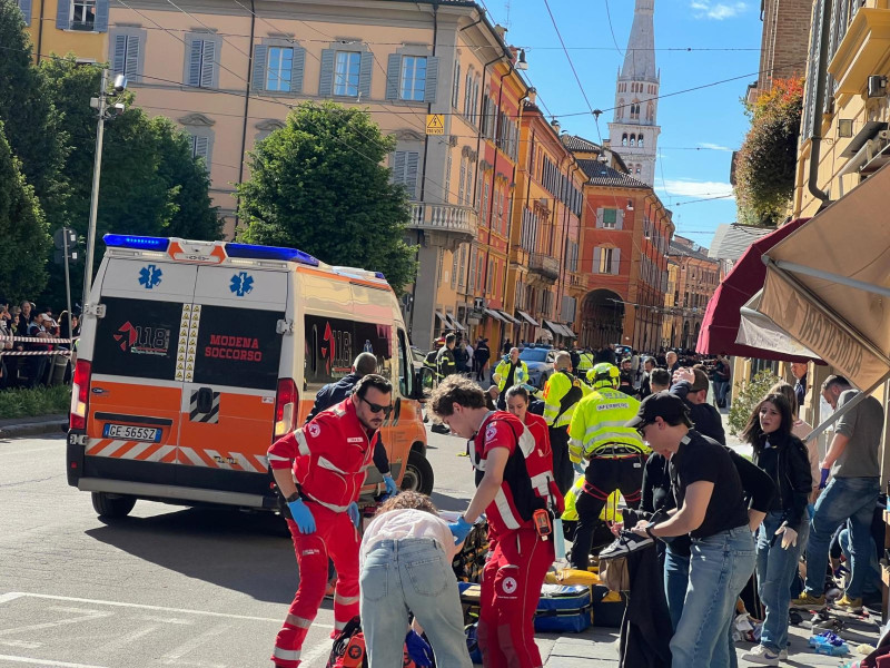 Auto Falcia Una Decina Di Pedoni A Modena, Ci Sono Feriti