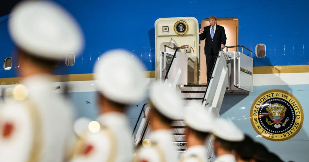 „Nimic din China nu e permis în avion”. Echipa lui Trump a aruncat telefoanele, ecusoanele şi cadourile primite în vizita la Beijing