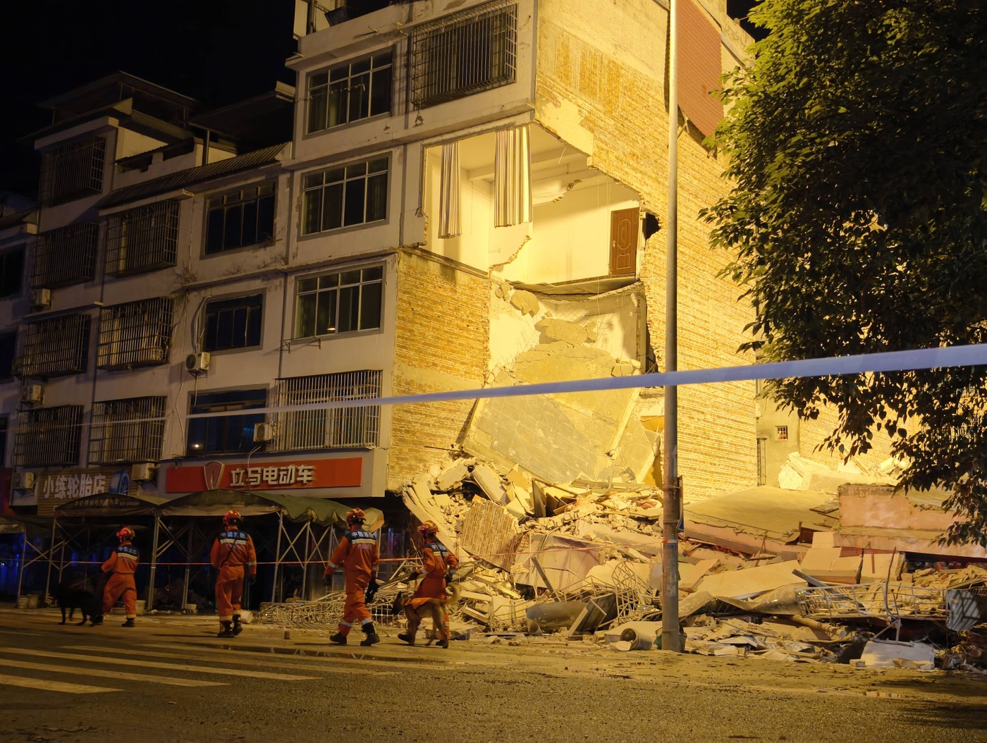 Cutremur puternic în China: cel puțin doi morți, clădiri prăbușite și peste 7.000 de locuitori evacuați din Liuzhou