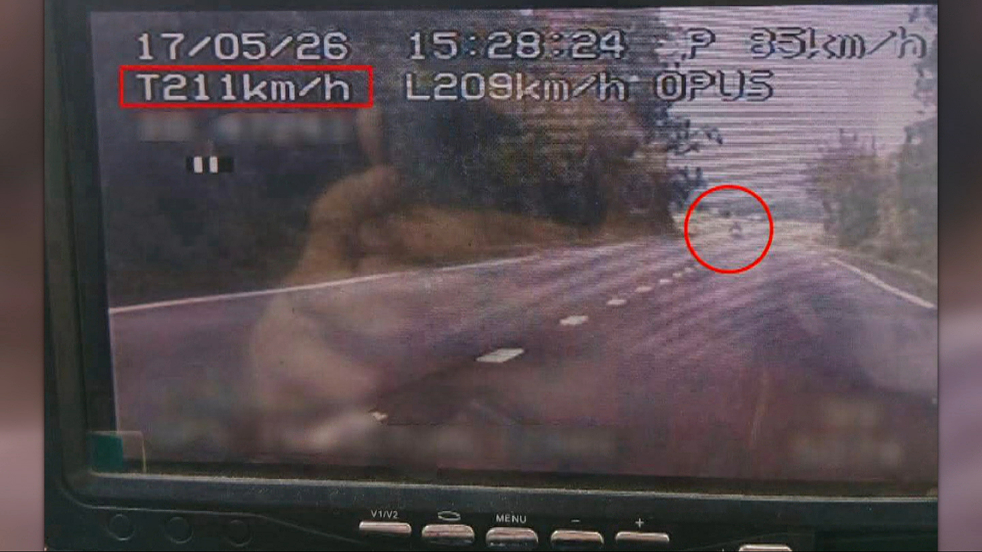 Un șofer austriac de 21 de ani a rămas fără permis după ce a fost prins cu 211 km/h în Mehedinți