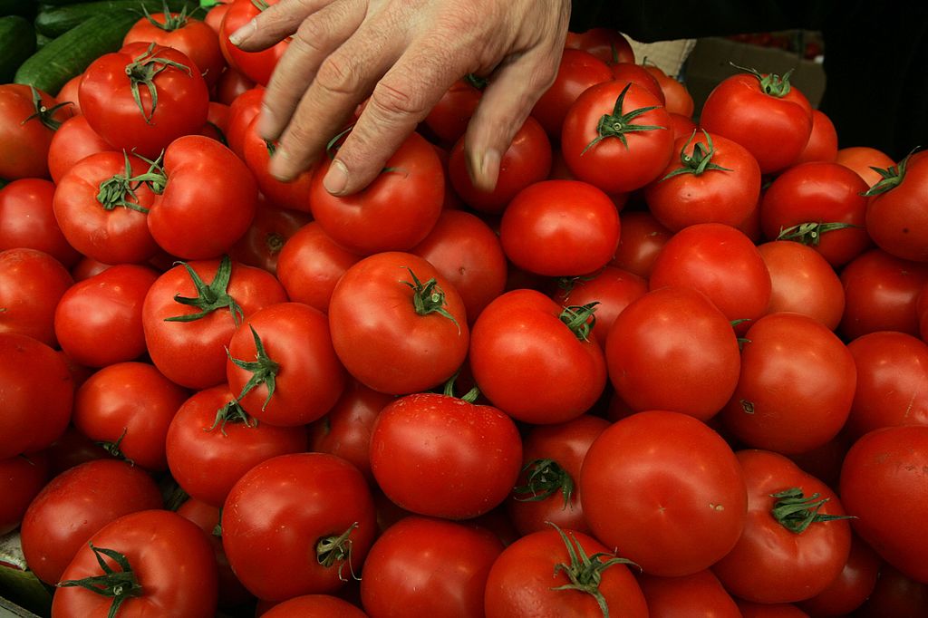 „Sunt tratate să reziste”. Pericolul roșiilor perfecte din piețe și supermarketuri. Cum le putem recunoaște pe cele cu pesticide