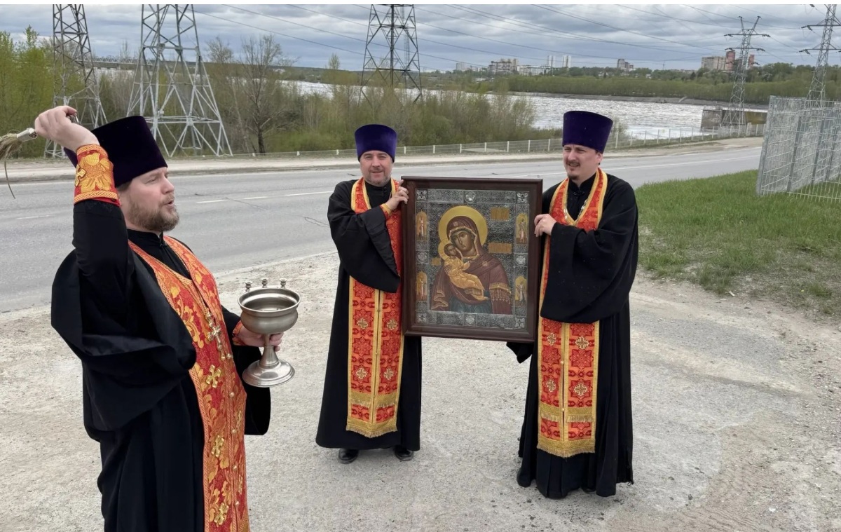 Preoții ortodocși ruși au organizat o procesiune cu icoane pentru a alunga dronele ucrainene. Atacurile, calificate drept „necaz”