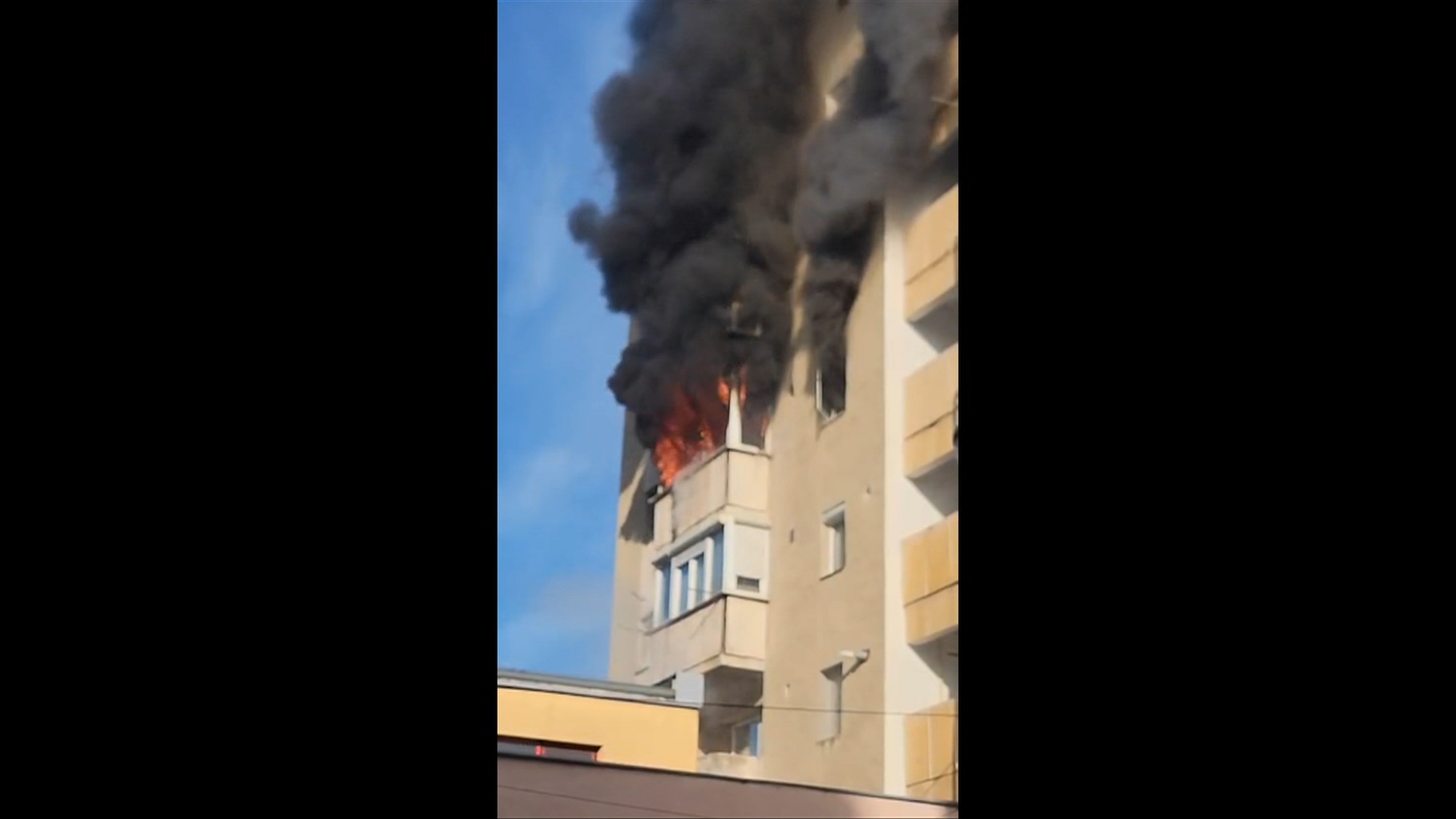 Incendiu puternic într-un bloc din Arad. Zeci de persoane s-au autoevacuat după ce un apartament a luat foc