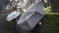 ploi, umbrela, oameni, meteo, prognoza meteo