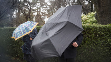 ploi, umbrela, oameni, meteo, prognoza meteo