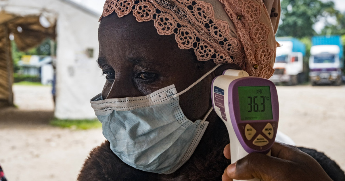 Peste 900 de cazuri suspecte de Ebola în RD Congo