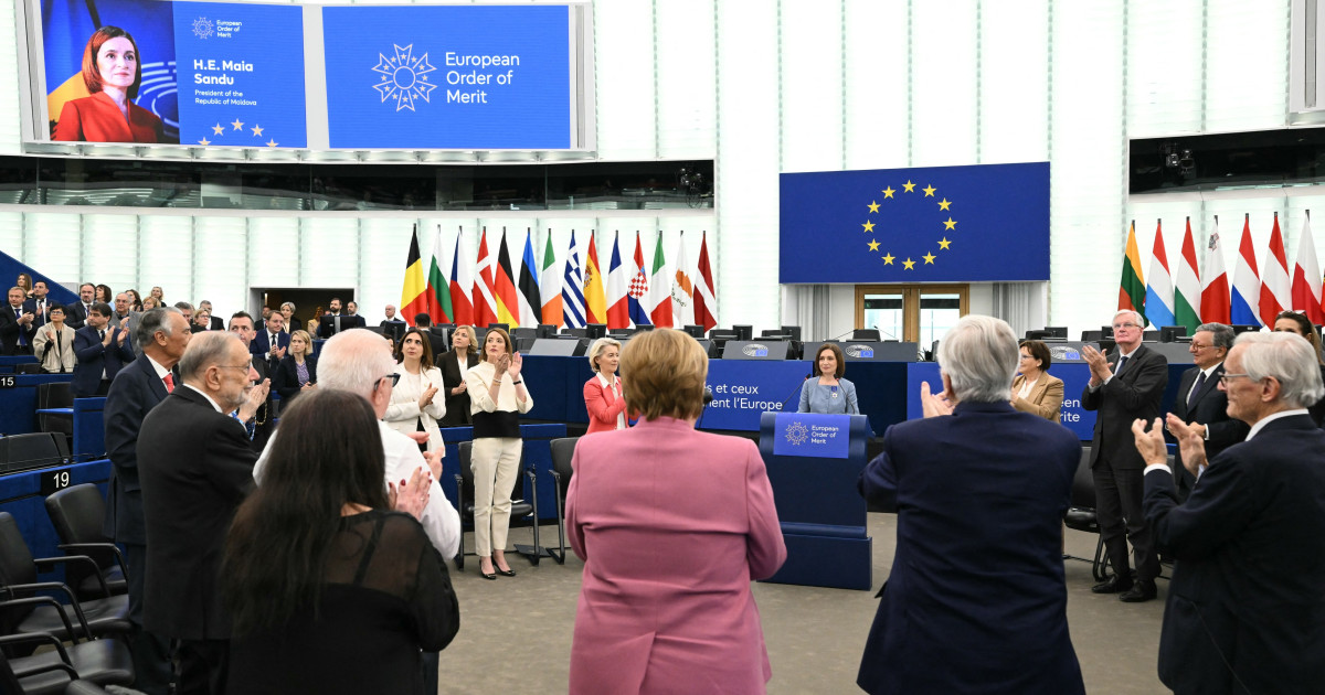 Maia Sandu, în lacrimi, aplaudată în picioare în Parlamentul European. Premiul primit de președintele Moldovei