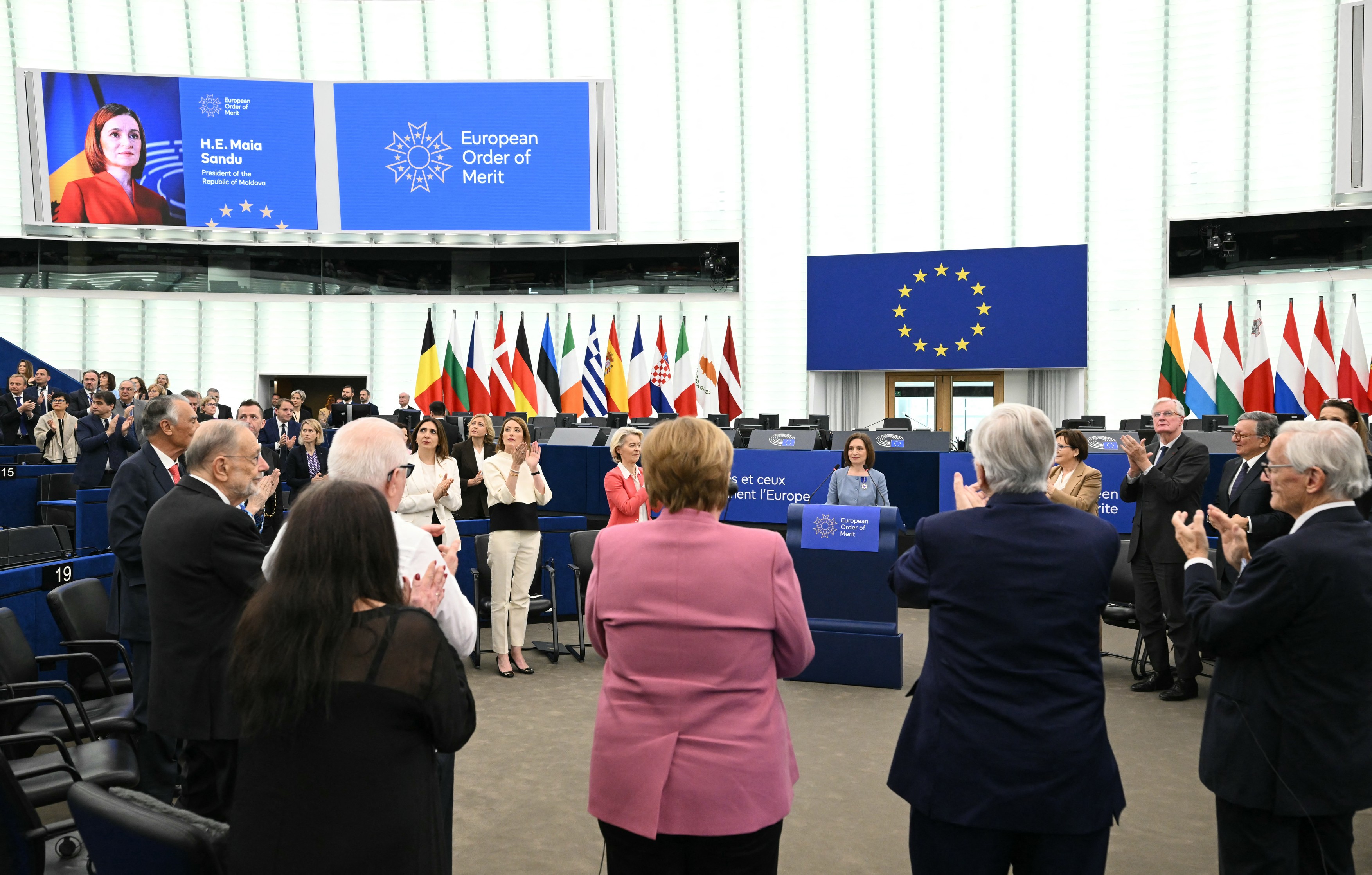 Maia Sandu, în lacrimi, aplaudată în picioare în Parlamentul European. Premiul primit de președintele Moldovei
