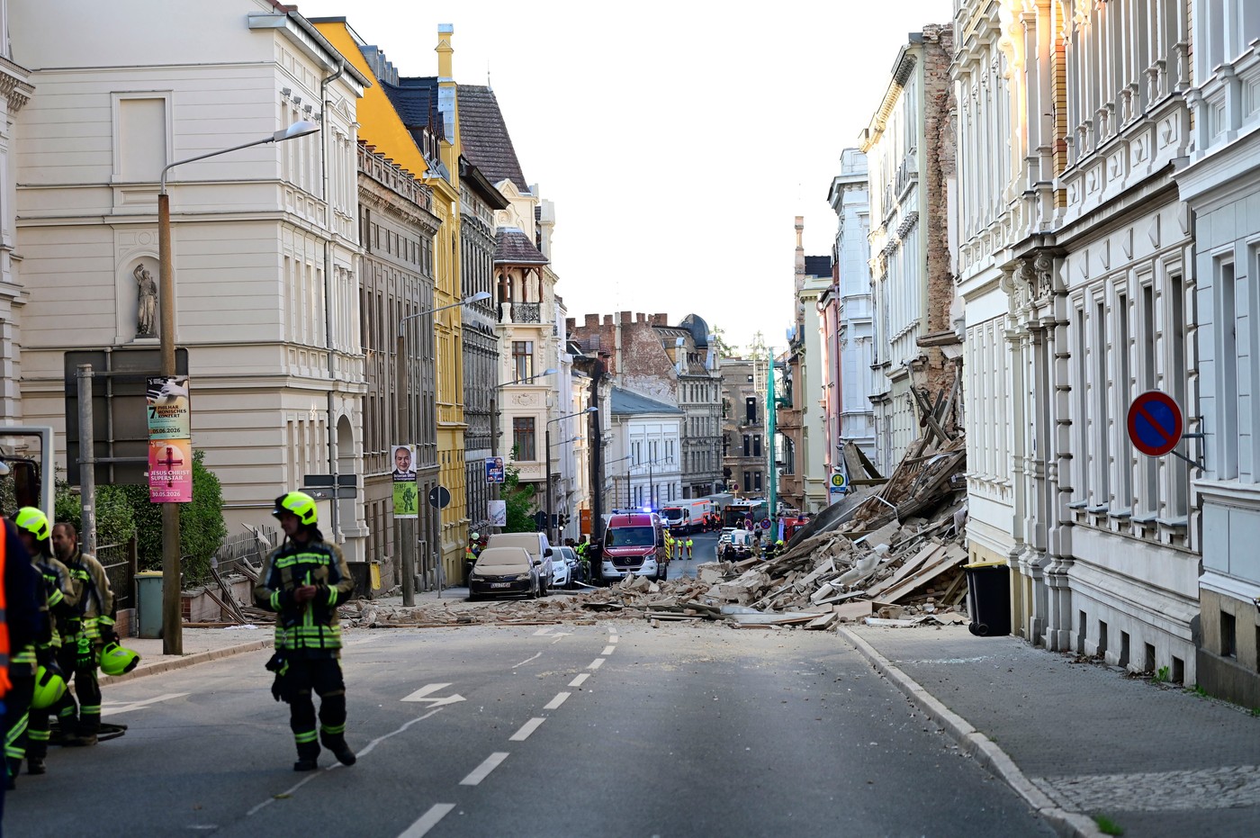 Două românce din Germania sunt date dispărute după ce blocul în care locuiau s-a prăbușit
