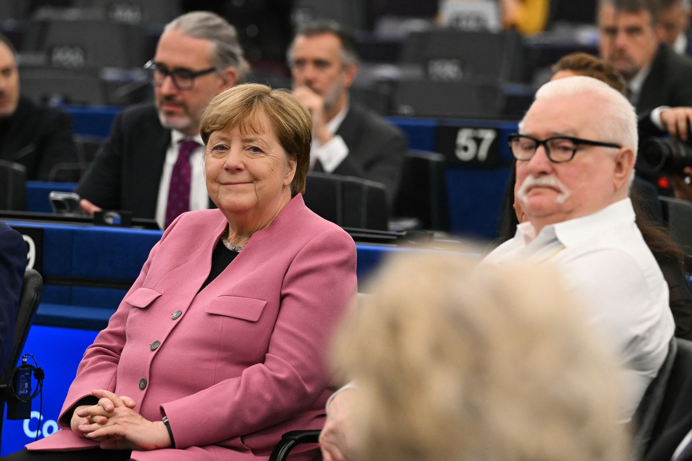 Merkel și Walesa au primit Ordinul de Merit al UE din partea PE. Contextul în care vine distincția pentru fosta cancelară