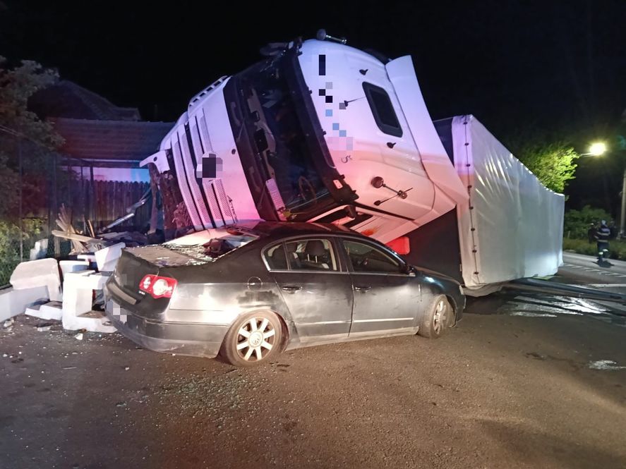 Trafic blocat pe DN 7, după ce un TIR încărcat cu băuturi energizante s-a răsturnat peste o mașină parcată