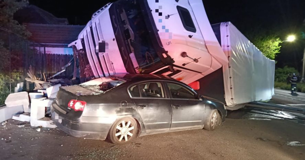 Trafic blocat pe DN 7, după răsturnarea unui TIR
