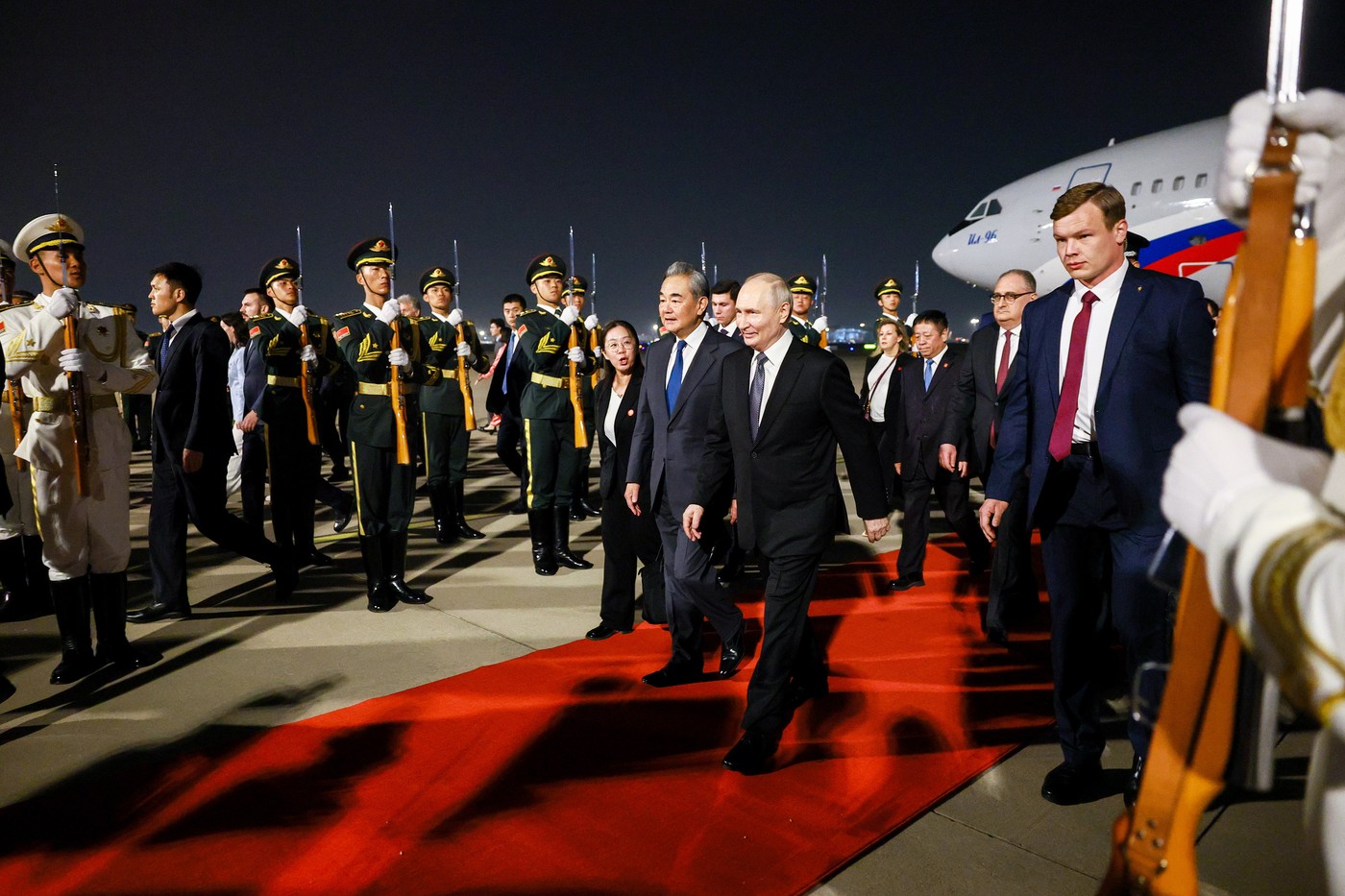 Primire cu fast pentru Putin la Beijing, la scurt timp după vizita lui Trump. „Încredere crescândă a Chinei în locul și poziția sa”