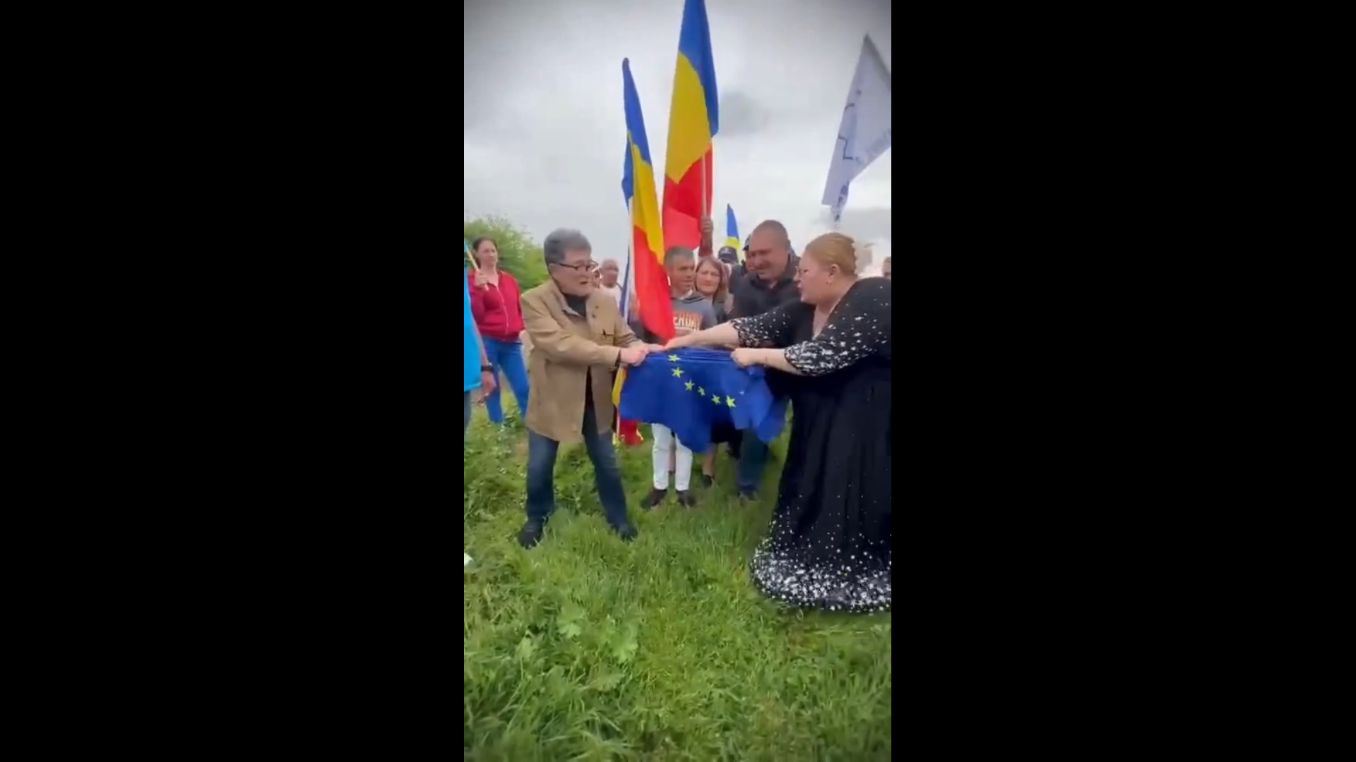 Diana Șoșoacă a sfâșiat drapelul UE de Ziua Europei. În aceeași zi a fost a fost la Ambasada Rusiei
